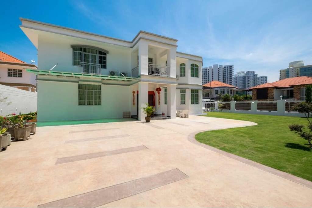 6, Persiaran Tanjung Bunga 3 Villa Batu Ferringhi Exterior photo