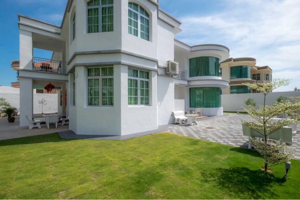6, Persiaran Tanjung Bunga 3 Villa Batu Ferringhi Exterior photo